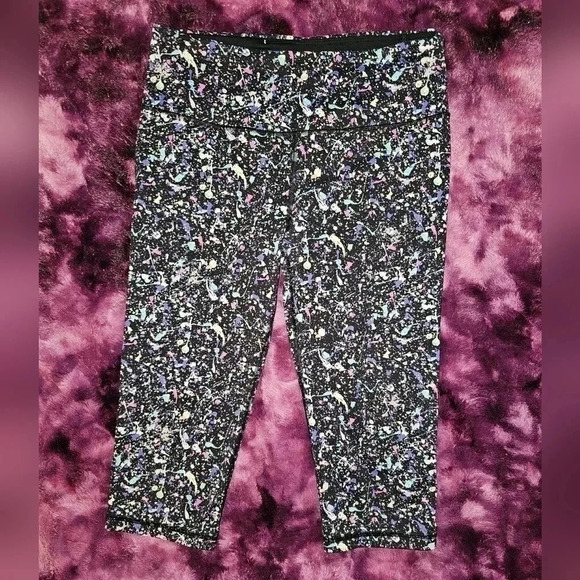 Victoria's Secret VSX Sport Knockout Paint Splatter Capri Size Medium - Picture 1 of 3
